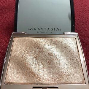 Anastasia Beverly Hills Amrezy Highlight